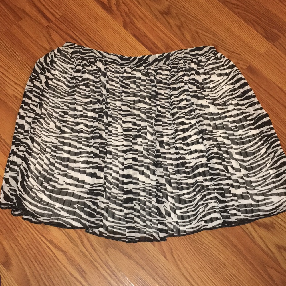 💚 ⚪️EUC Like New - Pleated Skirt
